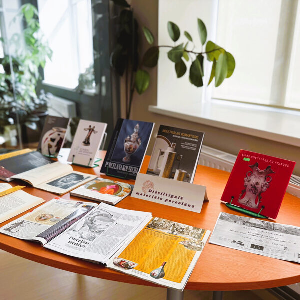 Porcelāna kolekciju papildina literatūras izstāde 