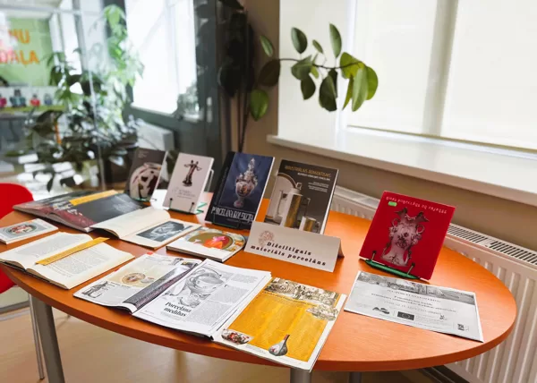 Porcelāna kolekciju papildina literatūras izstāde 