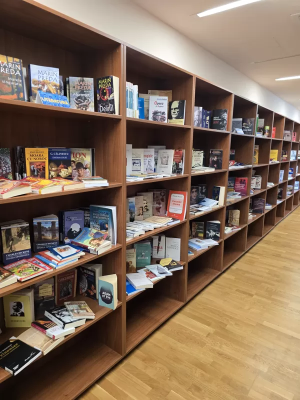 Grāmatu plaukts Rumānijas Nacionālajā bibliotēkā