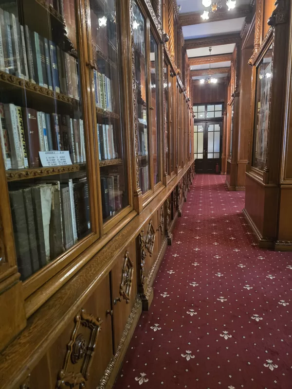 Svētās Sinodes bibliotēkas krājumā ir tūkstošiem sējumu.