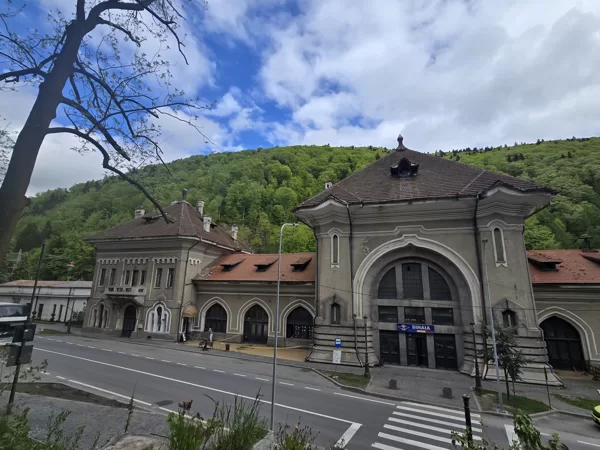 Sinaia. Dzelzceļa stacija Karpatu kalnu pakājē.