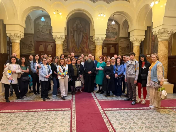 Projekta dalībnieki Svētās Sinodes ( Biblioteca Sfântului Sinod) bibliotēkā.